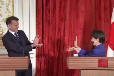 高市早苗又火了！法国总统马克龙到访日本后，高市早苗用一个日本动漫中的动作，直接让