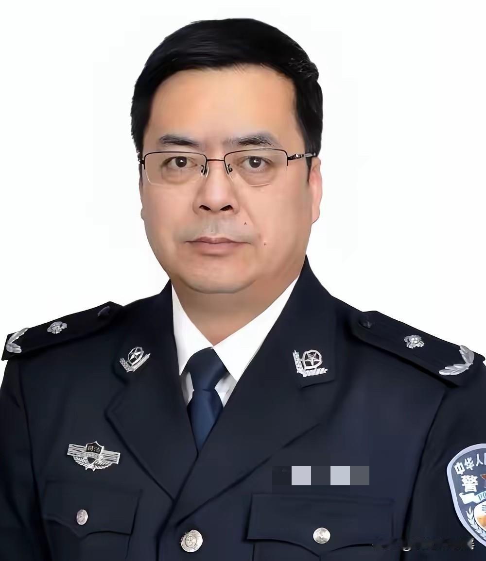 刚刷到个通报，这剧情编剧都不敢这么写。
管了大半辈子监狱的头头，大概率要把自己给