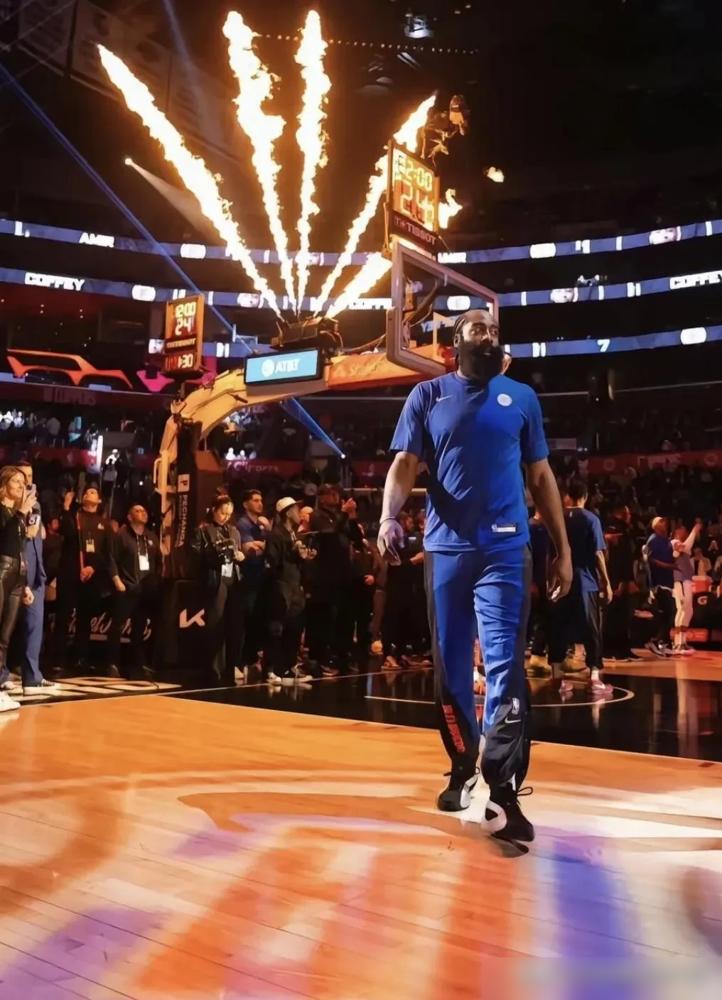 咱就说句实在的，骑士队哈登加米切尔这后场组合，听着挺美，但真不行。
 
别看纸面