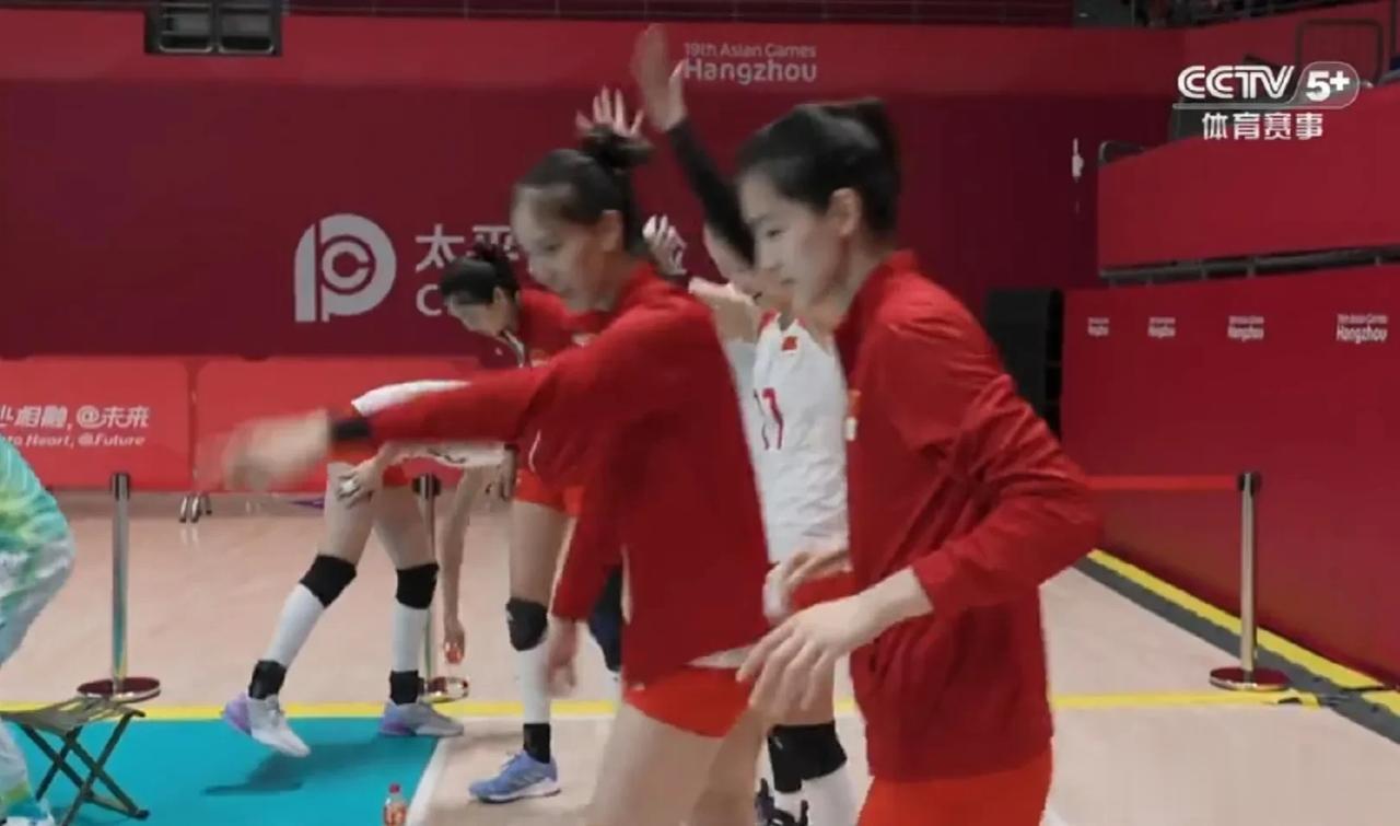 【刁琳宇休战，丁霞首发】#杭州亚运会#
 女排排位赛E组#中国女排2:0大比分领