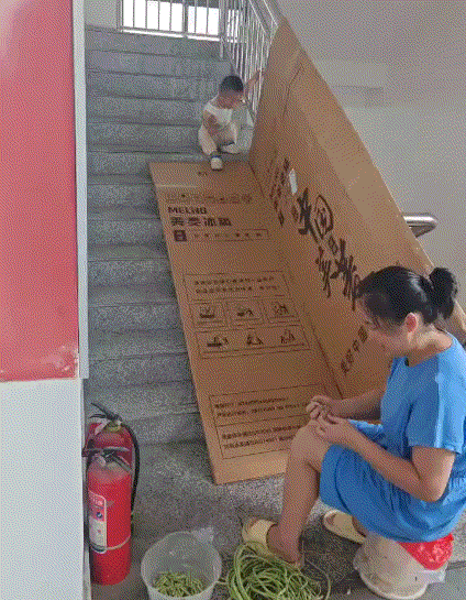 大家电的盒子真能让小孩开心好久
