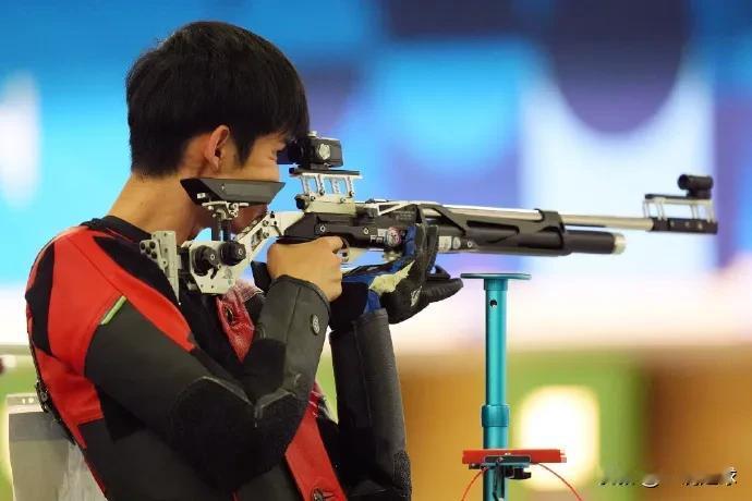 第五金来了！！盛李豪在男子10米气步枪决赛中稳定发挥，以252.2环破奥运纪录的