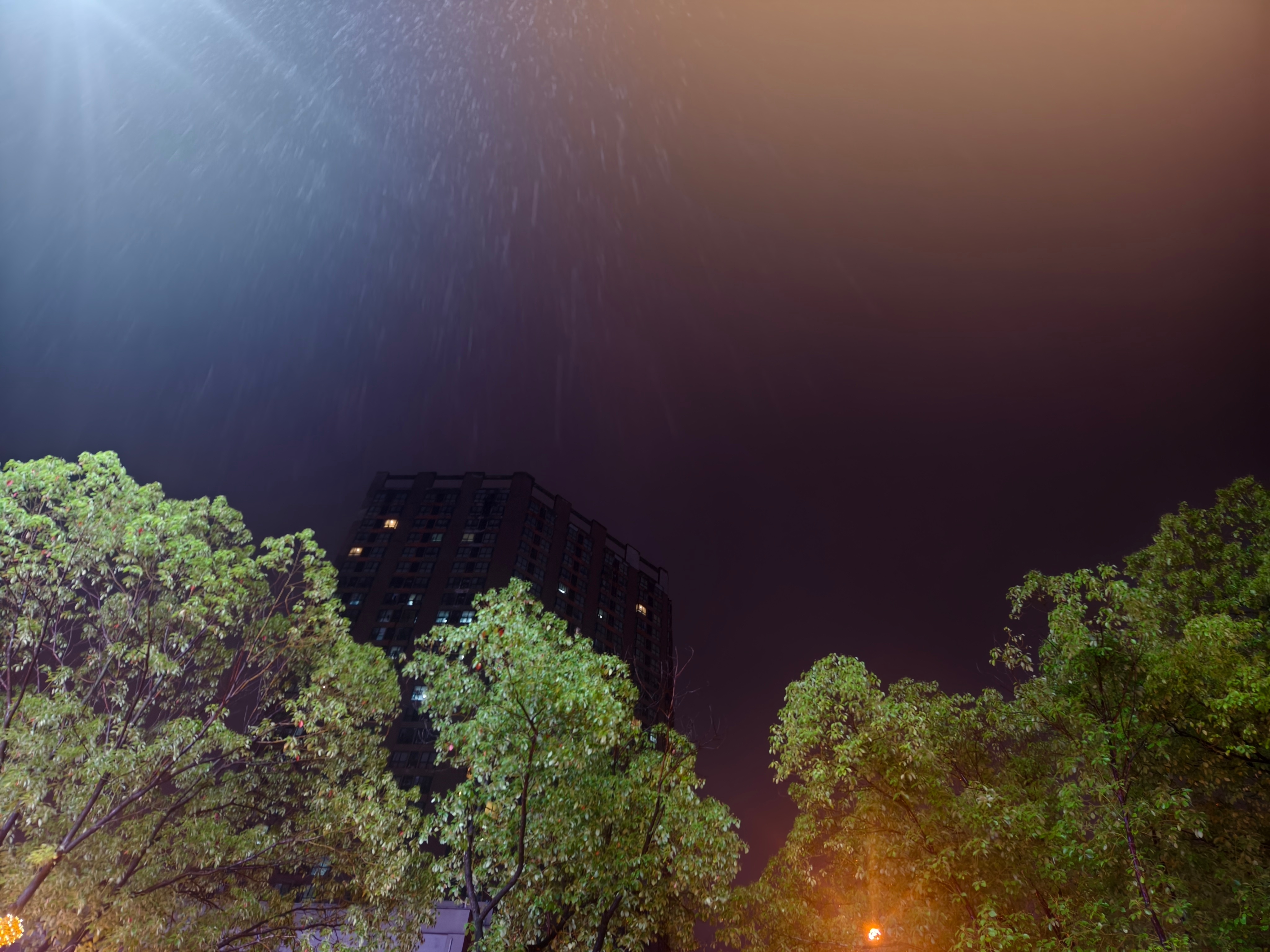 天黑加班，下雨也要打车出去吃饭。 ​​​