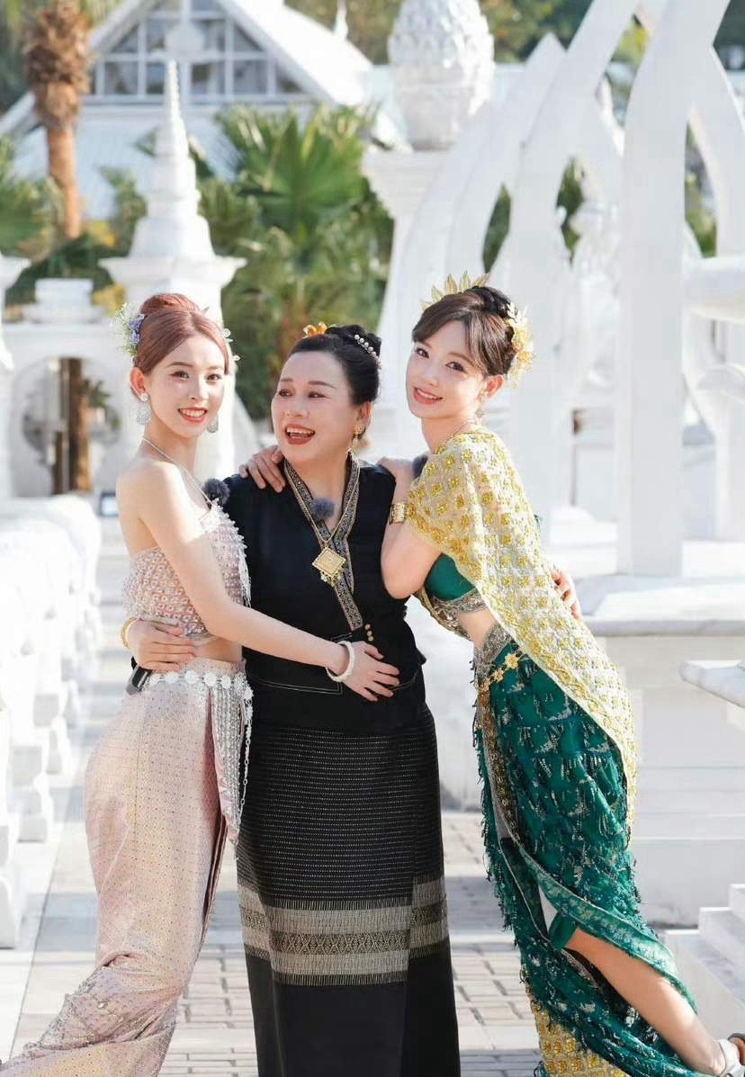 程潇带妈妈妹妹上综艺，不知道为啥，总感觉她妈妈和妹妹更亲一些肢体语言骗不了人，拍