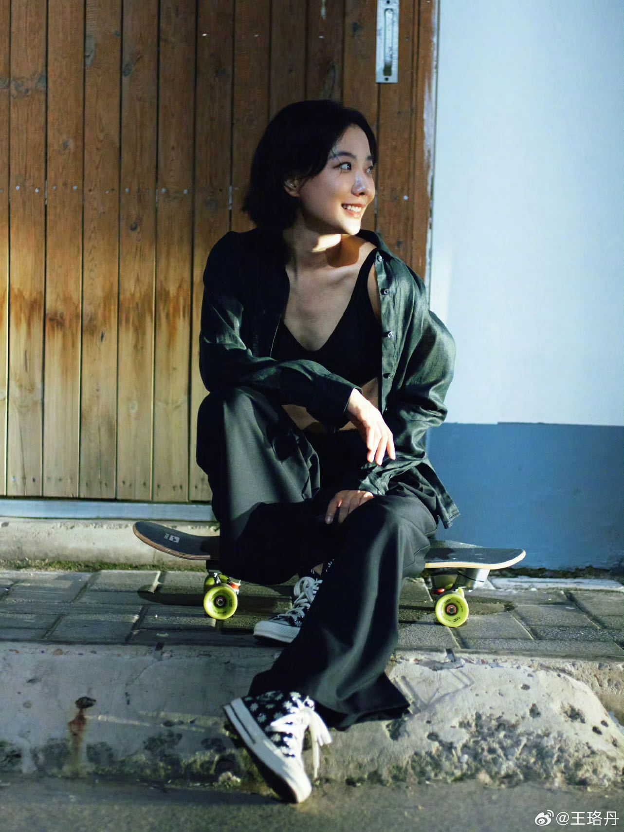 又看到王珞丹滑滑板了王珞丹扑面而来的元气感 王珞丹晒滑板近照，看得我直呼老公姐！
