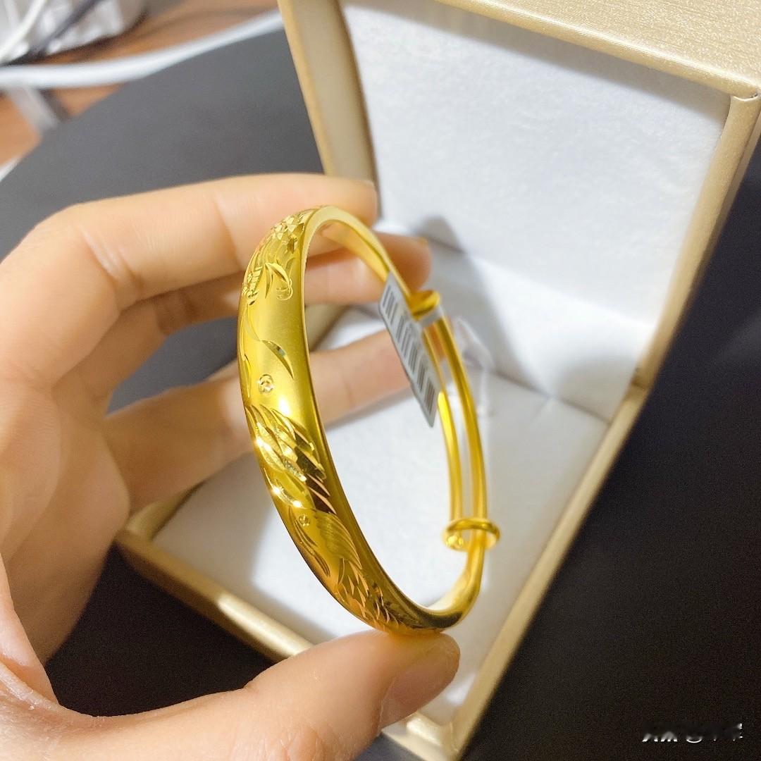 我发现什么东西越来越值钱，人们就越喜欢戴出来，东西越来越便宜，就没人戴了。

比