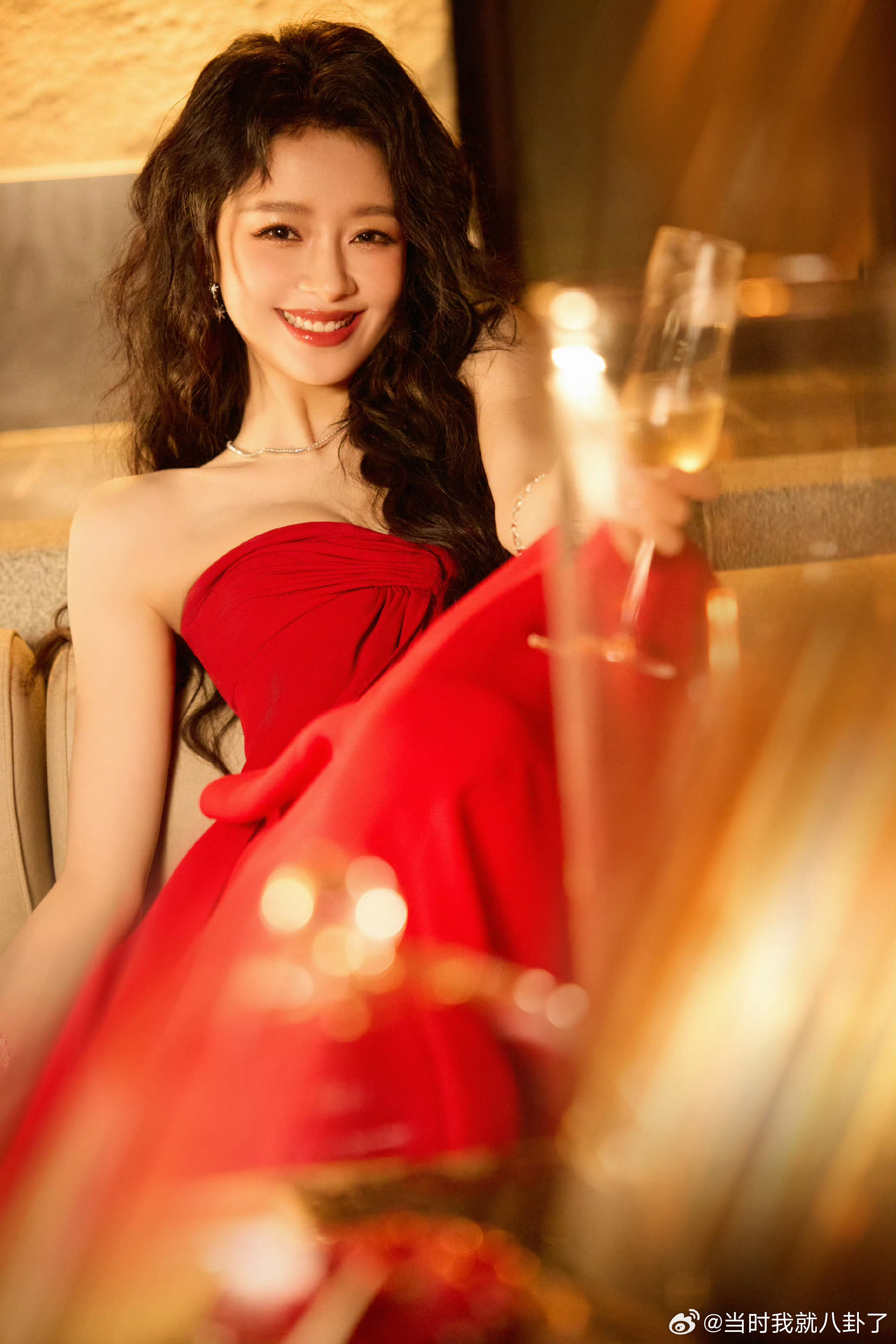 孙怡  孙怡传红裙配香槟，明艳热烈太惹眼，好身材好状态拉满，女神感直接爆棚！