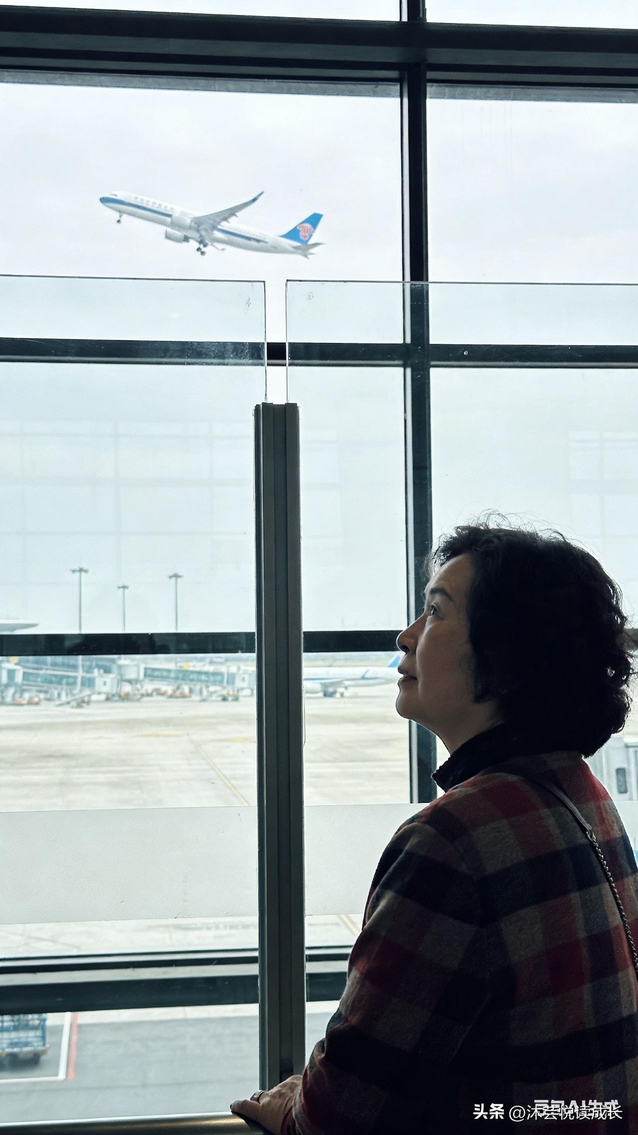 人到中年我才明白，
最熬人的不是生活辛苦，
而是孩子一出国，心就跟着漂洋过海。