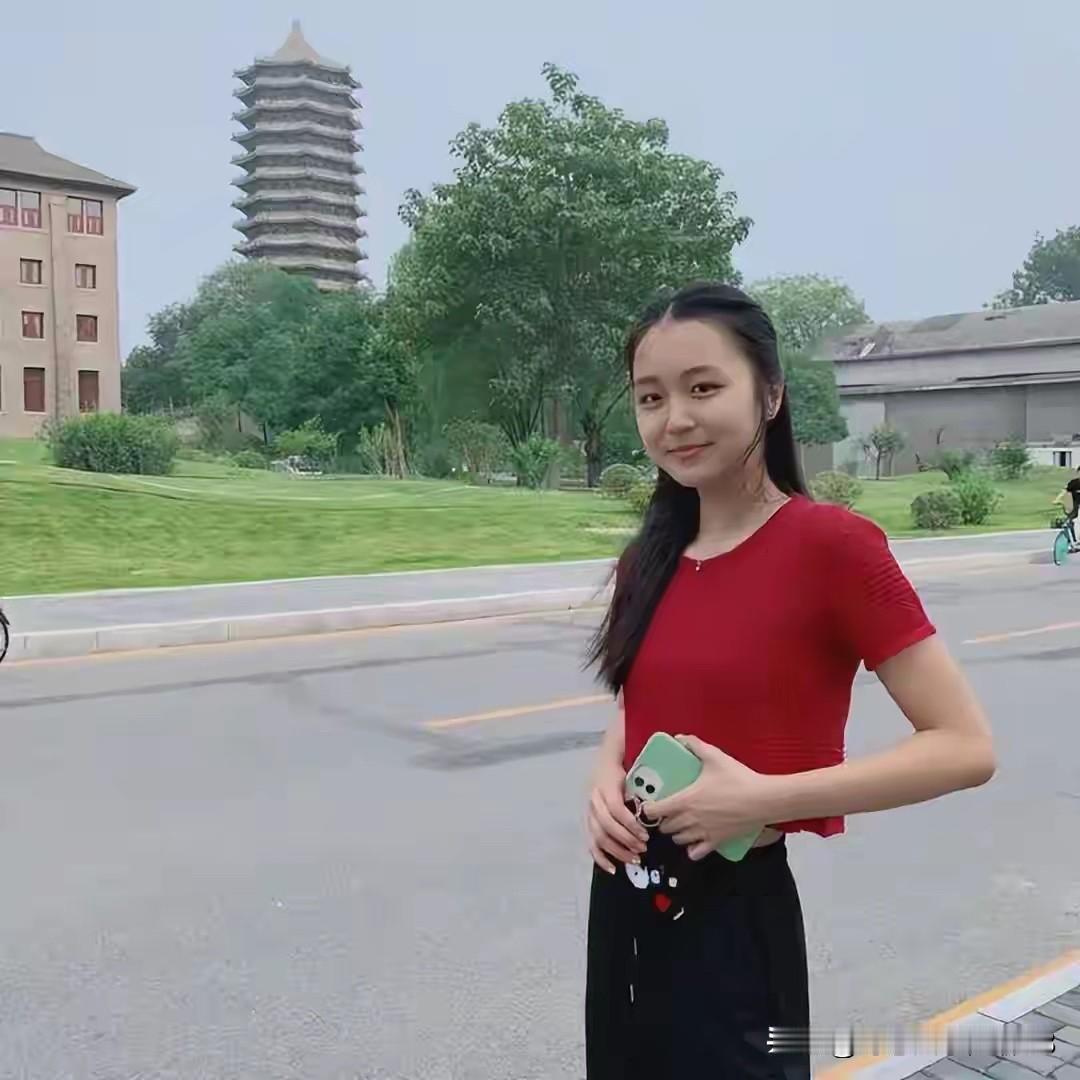 花样滑冰冠军朱易属于淡颜系的美女，她不怎么化妆，穿搭朴实，却能给人一种从容舒适的