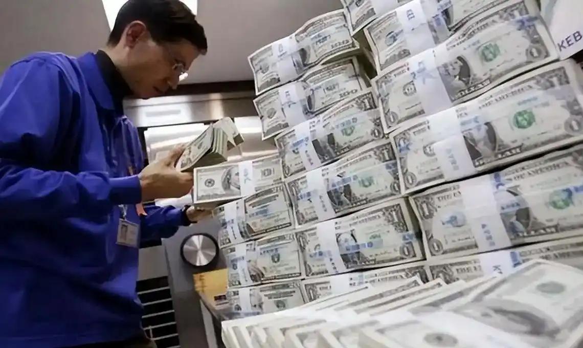 啥是洗钱？假如你买彩票幸运中了 800 万大奖，缴纳 20% 个税之后，到手 6