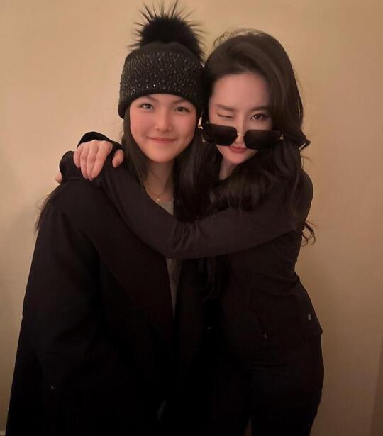 刘亦菲李湘一家聚会，李现和王诗龄合影
