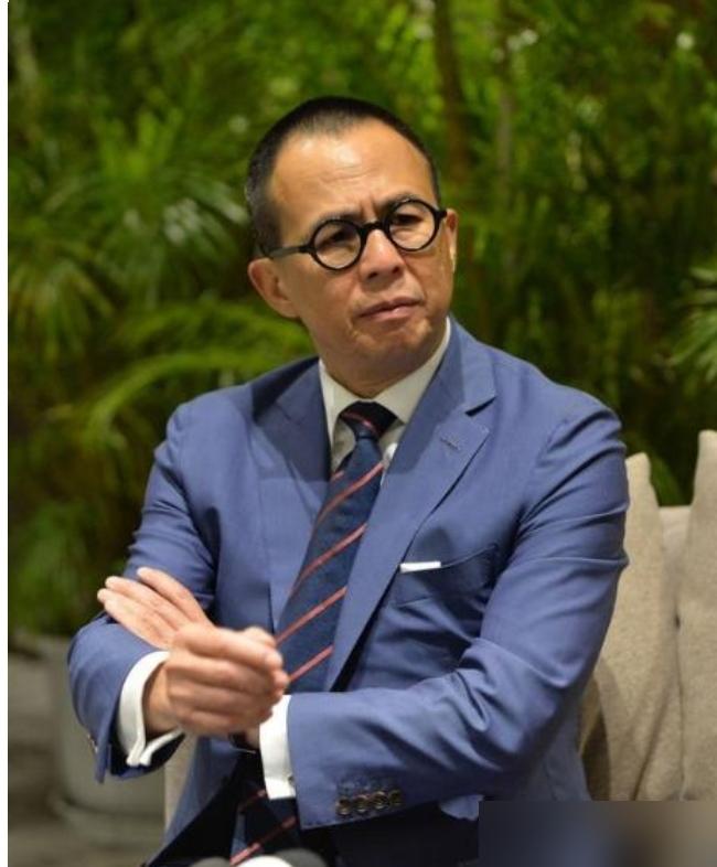 李泽楷当年发声明，说感情不该谈钱。梁洛施呢，啥也没说，带着仨儿子，走了。
没领