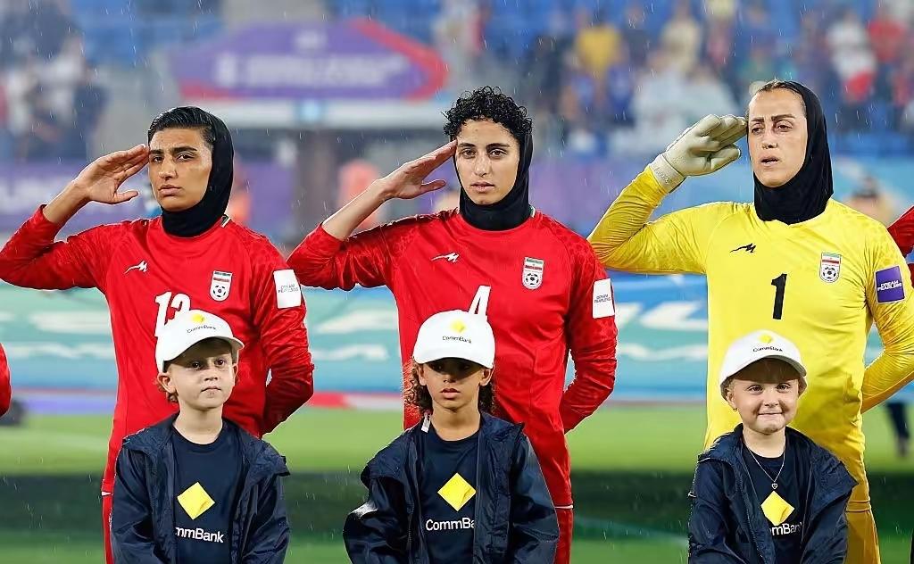 特朗普刚在真实社交平台上发了一个救人贴：“澳大利亚犯了一个可怕的人道主义错误，竟