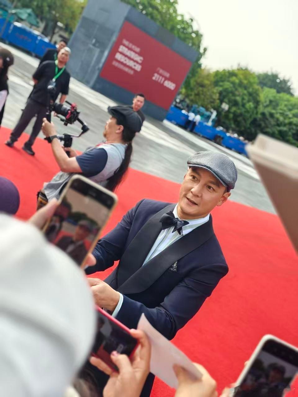 阿祖收到了lazuzu 从成龙被抢lazuzu到阿祖喜提，趣味梗层层递进，红毯名