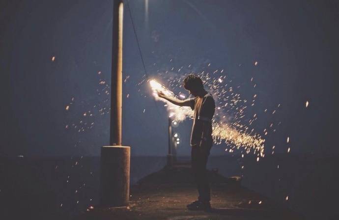 世上的生命，大半朝生暮死，而蝴蝶也是朝生暮死的东西，可是依然为着它的色彩目眩神迷