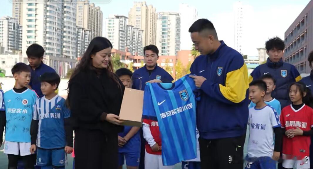 这段时间南通两支职业足球俱乐部球队走进校园，与南通中小学生进行互动。支云主要和如