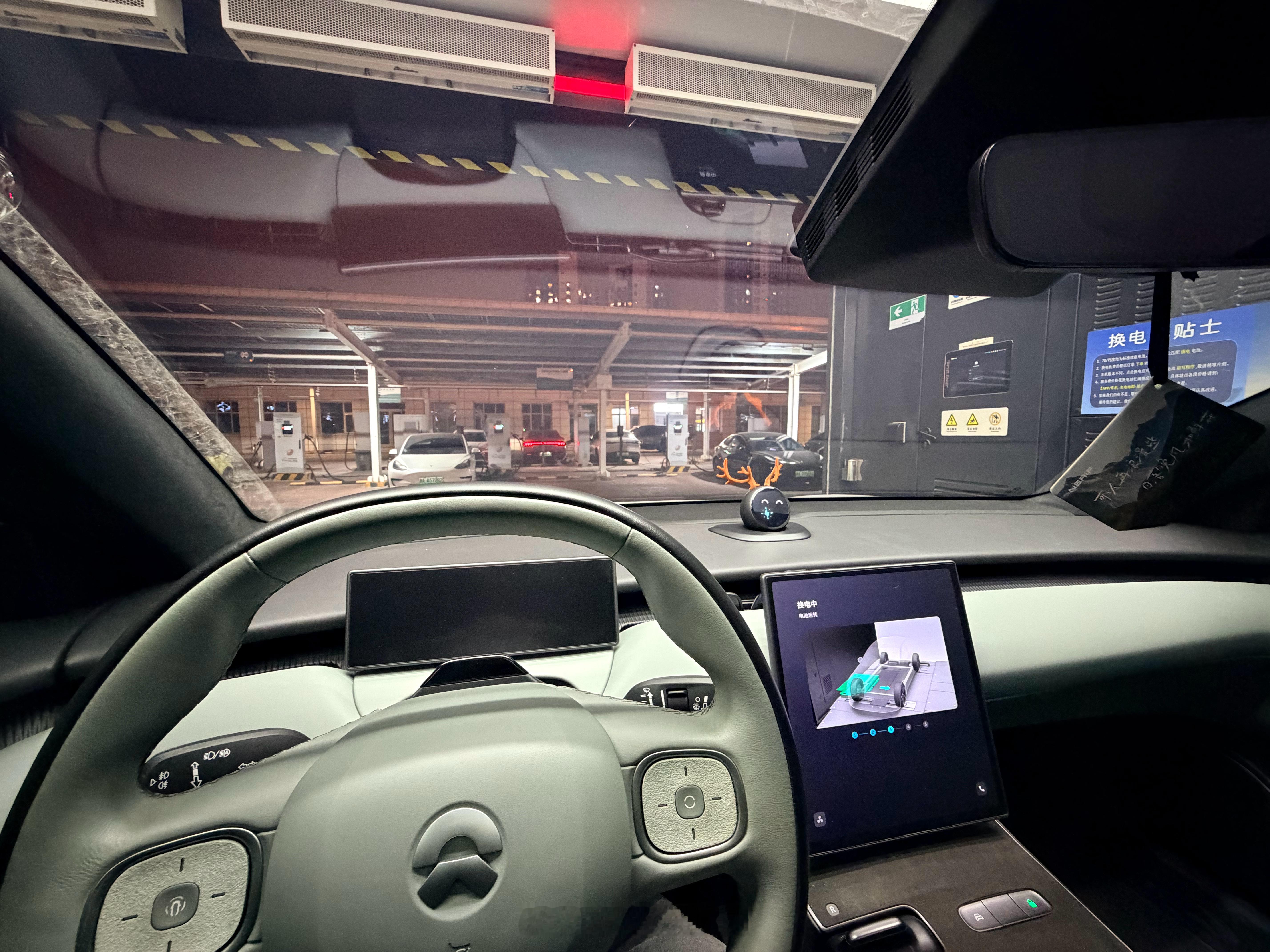 正在换电…从楼下车位一直到换电站0接管直到昨天都不敢想😂蔚来世界模型