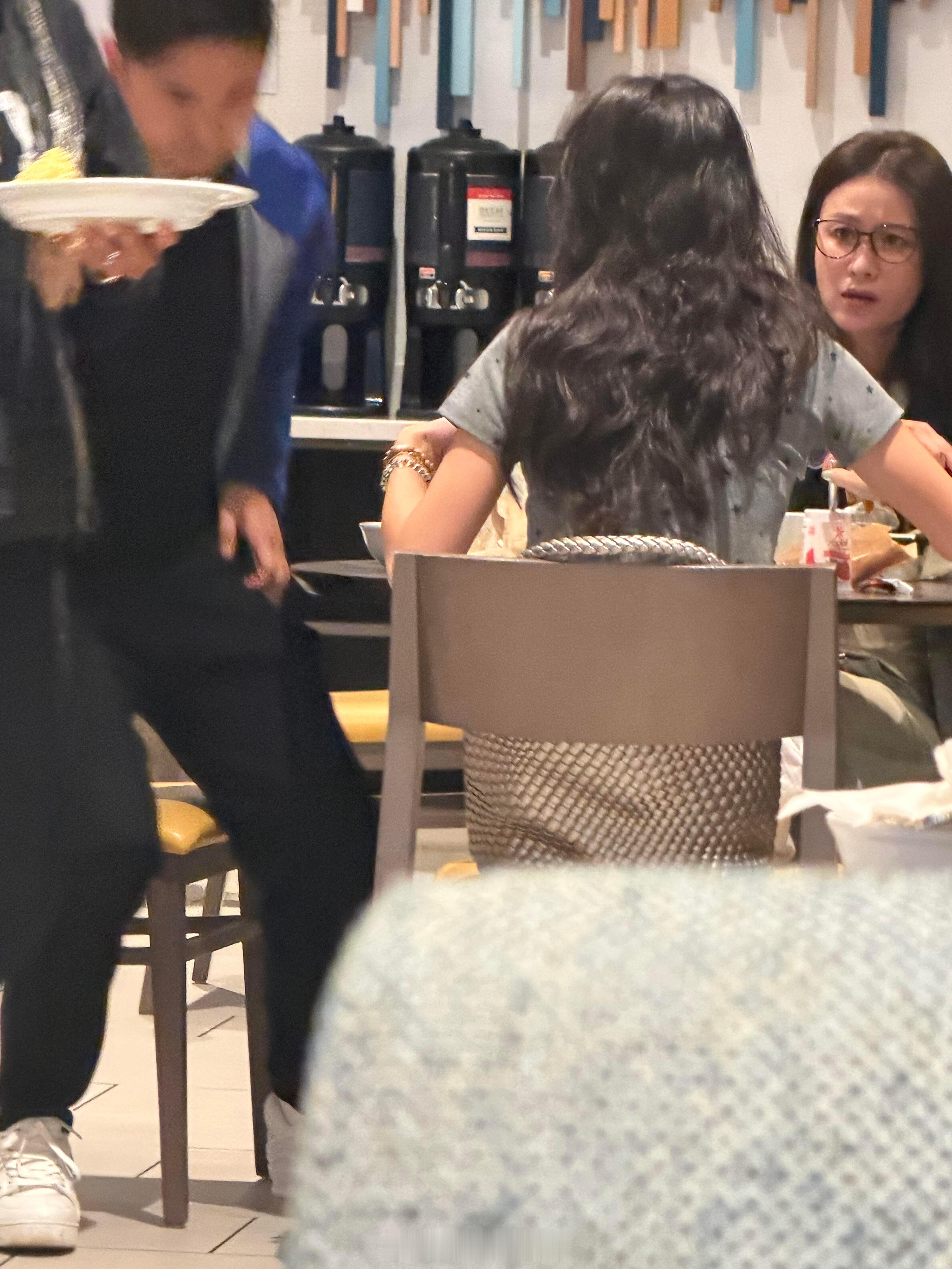 美国伯克利偶遇田亮叶一茜森碟  网友美国伯克利偶遇田亮叶一茜森碟。 