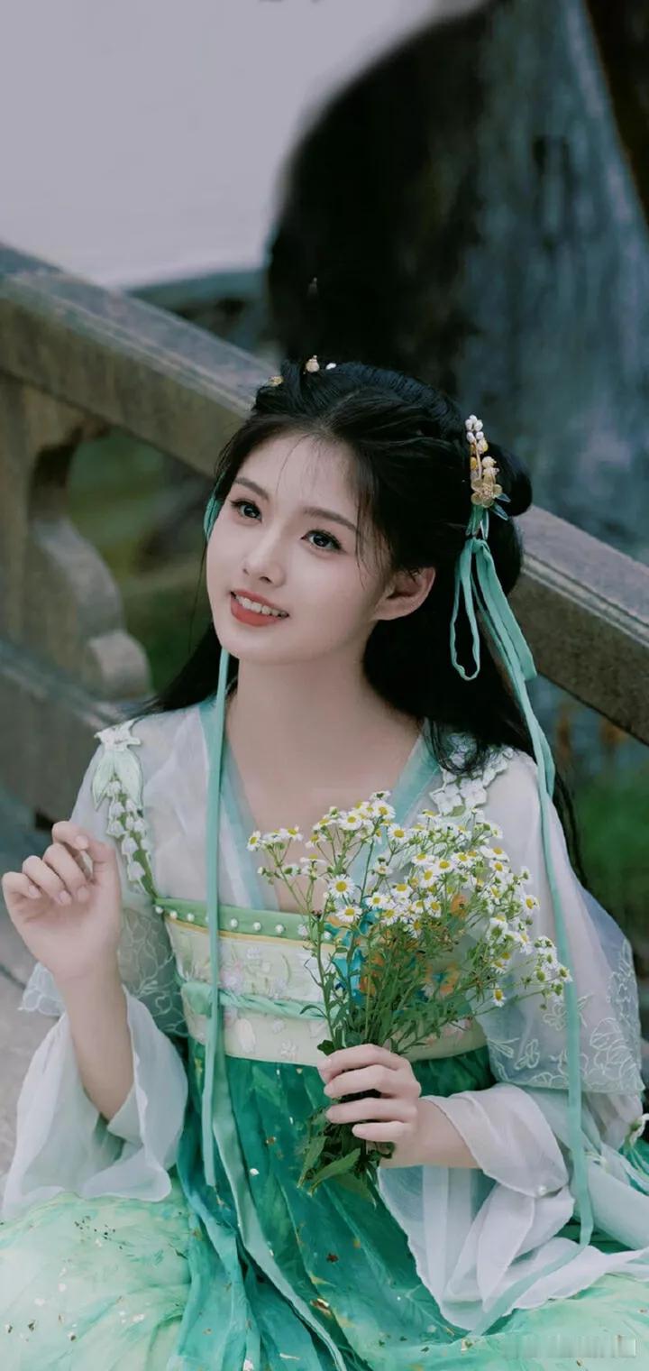 古装少女手持花束，古风韵味十足！