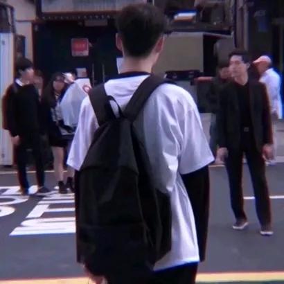 我第一次深深认识到原生家庭对一个人的影响。这个孩子，原本爱说爱笑，很招人喜欢。