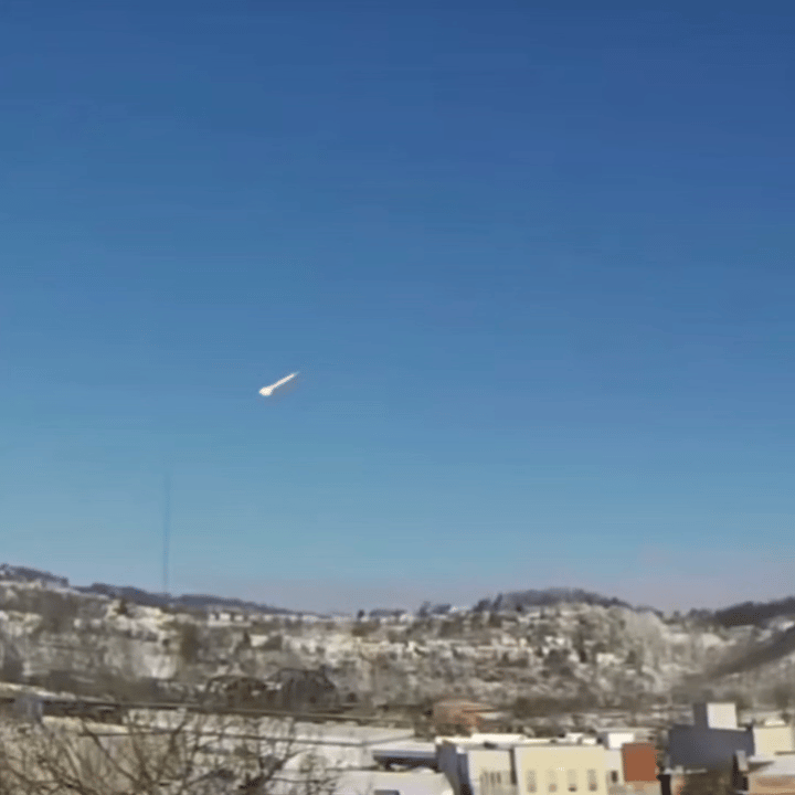 这是发生在昨天上午九点多的一幕。美国俄亥俄州北边的天上突然划过一道白光。大白天亮