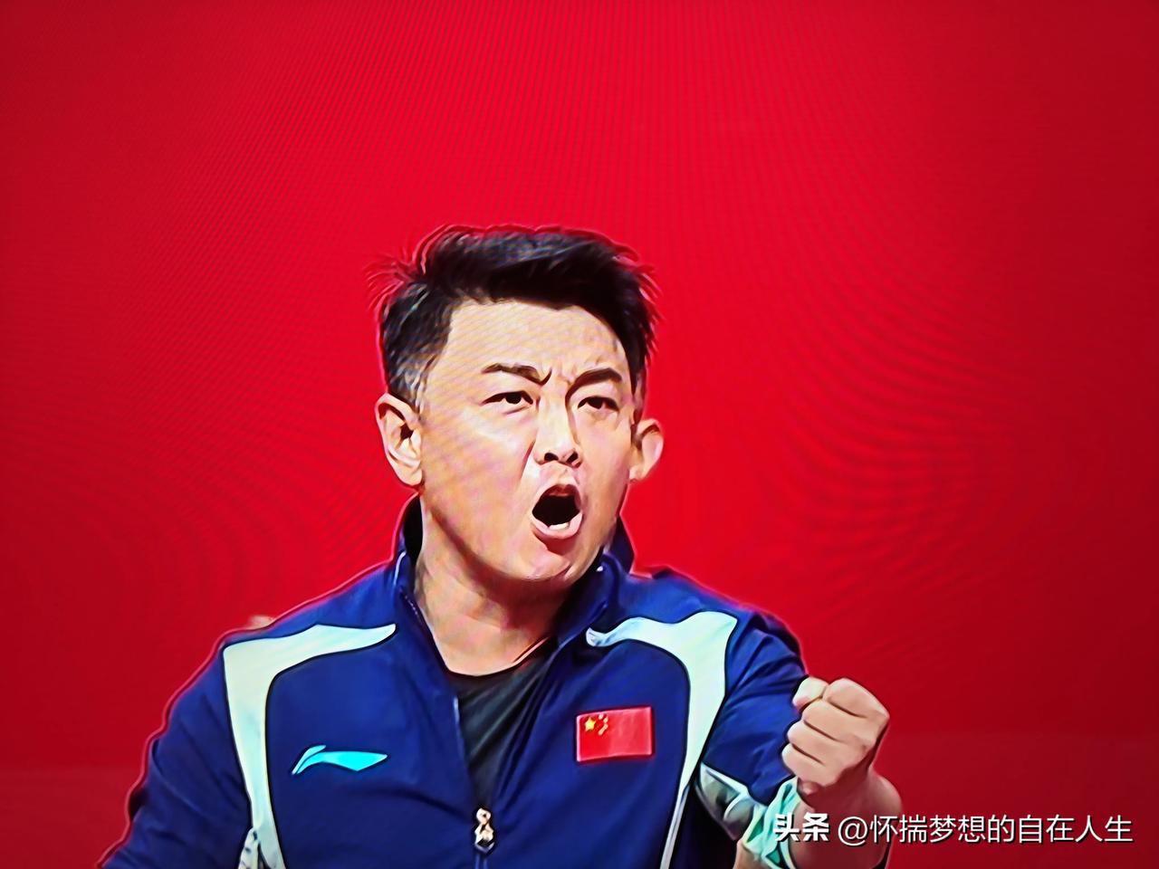 翻看手机相册，被乒乓球教练王皓指导的一张照片笑死了，大家看出哪里不对了吗