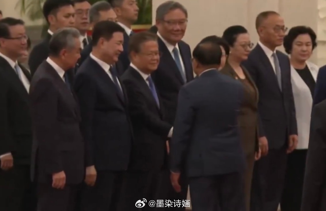鸽王又按时下班吃饭撸铁去了