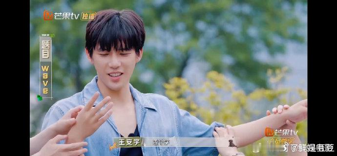 #王安宇小小猜词轻松拿捏# #忙忙碌碌寻宝藏#惊叹！王安宇对‘wave’的秒猜能