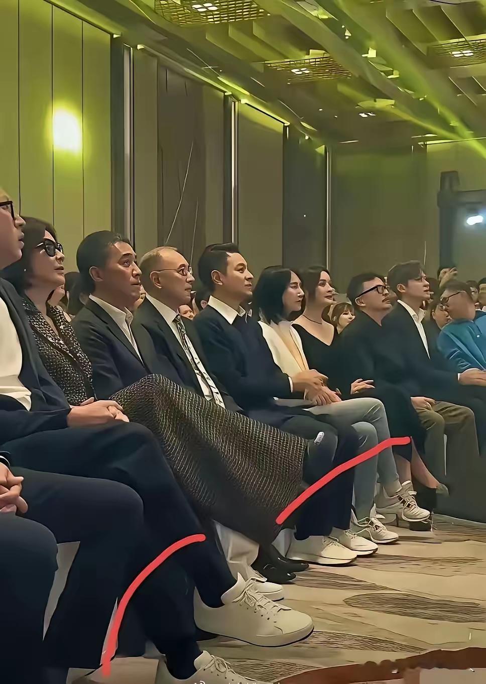 现在有钱人都不穿皮鞋了！！都是讲养生保健，皮鞋是穿给别人看的，自己又不舒服，还是