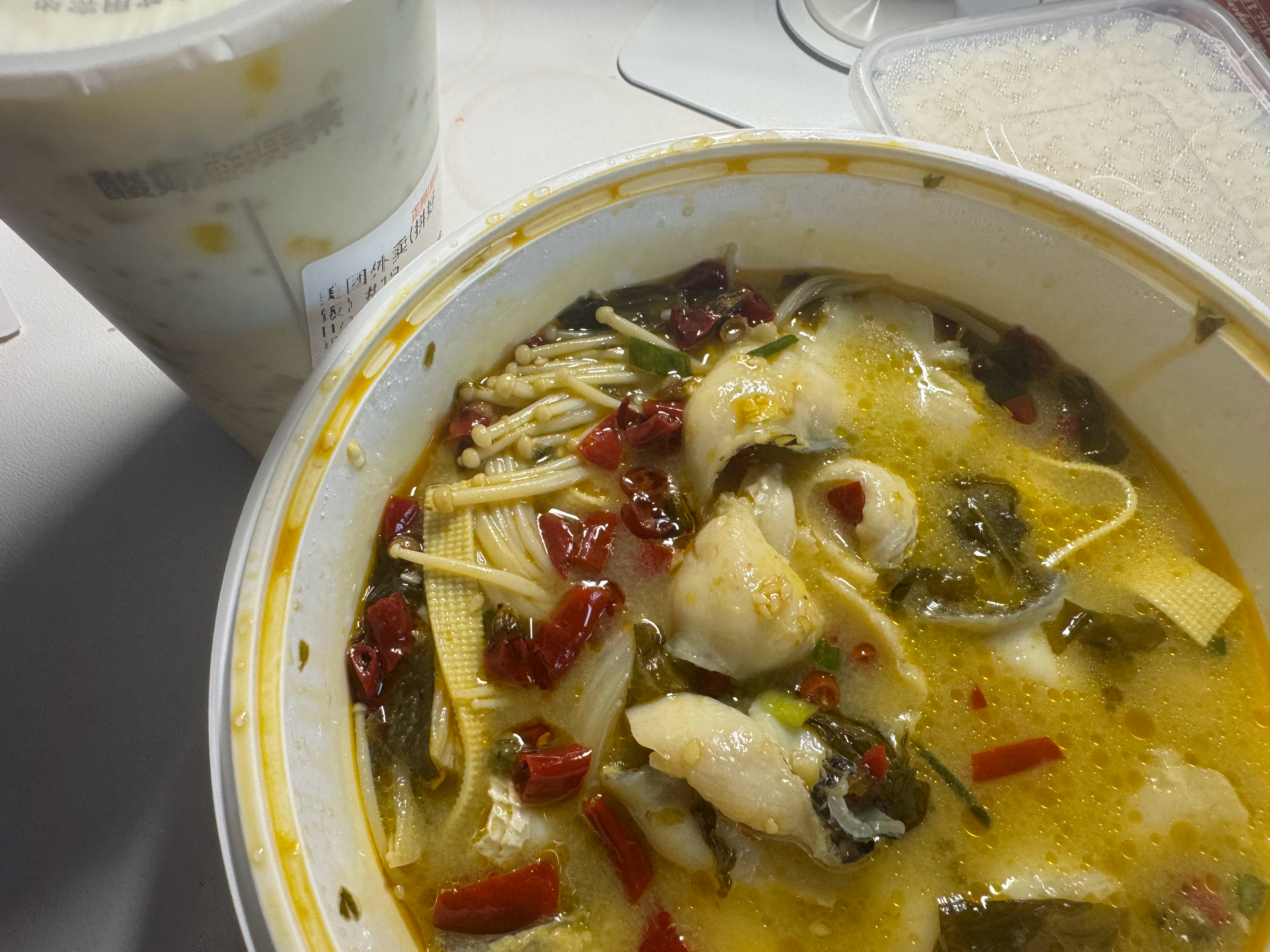 昨天吃了这些，今天疯狂拉肚子酸奶好喝，蛋挞好吃，肉肠香香那问题只能出在酸菜鱼上面