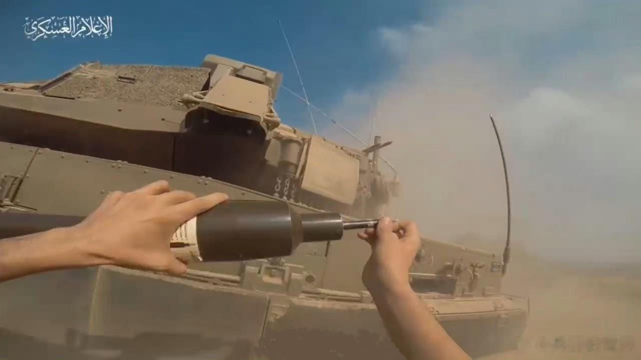 哈马斯士兵用最简单的武器，成功摧毁了一辆梅卡瓦坦克。看下方的视频截图，这种圆筒状