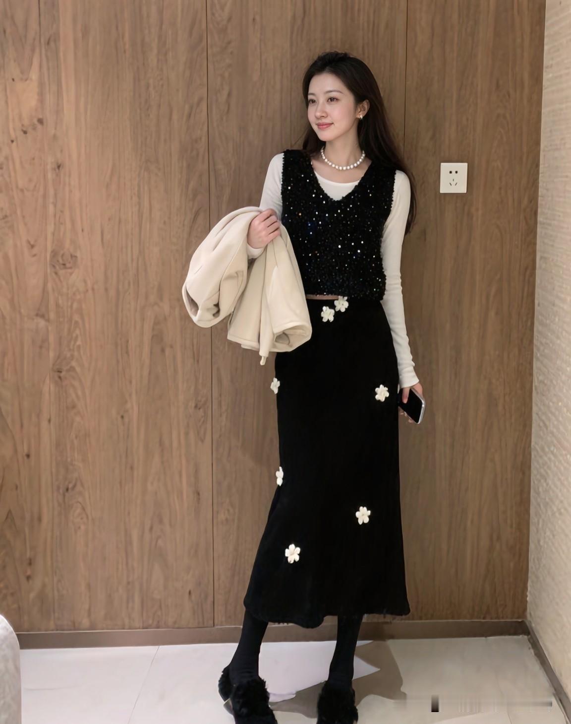 越长大越懂，
成年人的世界就绕不开两样东西：钱和情。
 钱永远赚不够，
班永远上