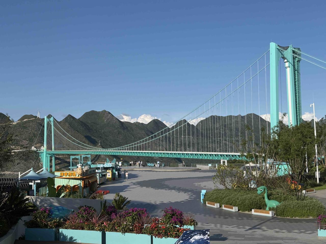前不久，我去贵州旅游，专门去安顺市关岭县，观赏了著名的花江峡谷大桥。
花江峡谷大