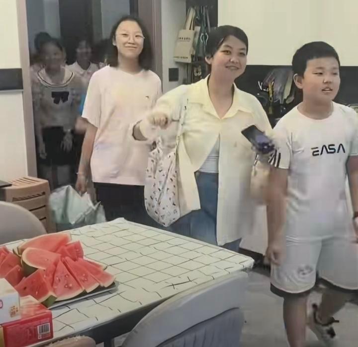 27个孩子同时挤进你家客厅，手里都提着水果，进门就喊“阿姨好”。你随口答应儿子请