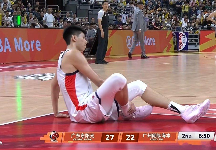 突发，徐昕好像落地自己崴到脚了，表情有些痛苦，希望没有大碍！广东男篮vs龙狮男篮