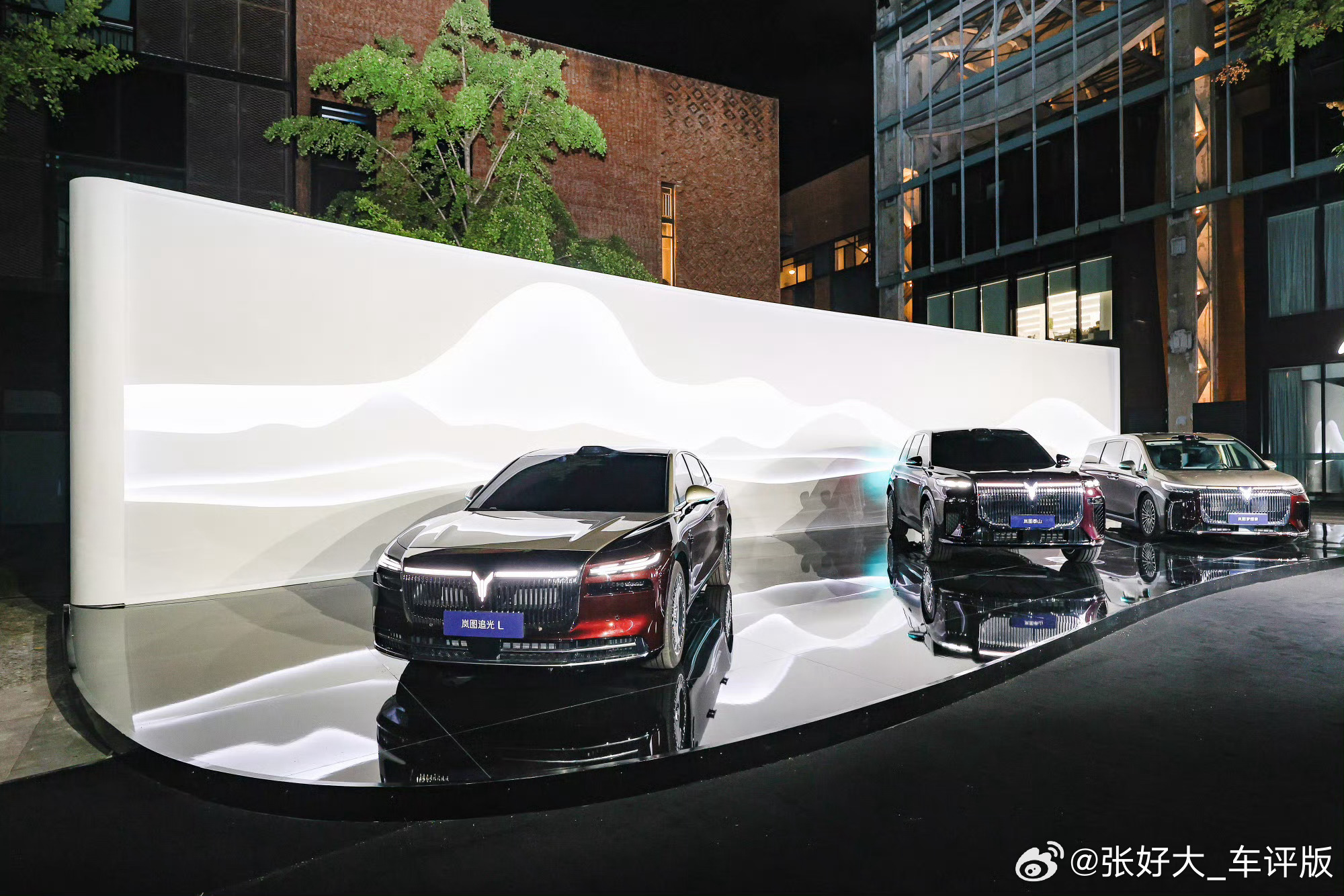 岚图新时代三旗舰同台首秀岚图首次将MPV、SUV以及轿车三大旗舰产品同台展示，尽