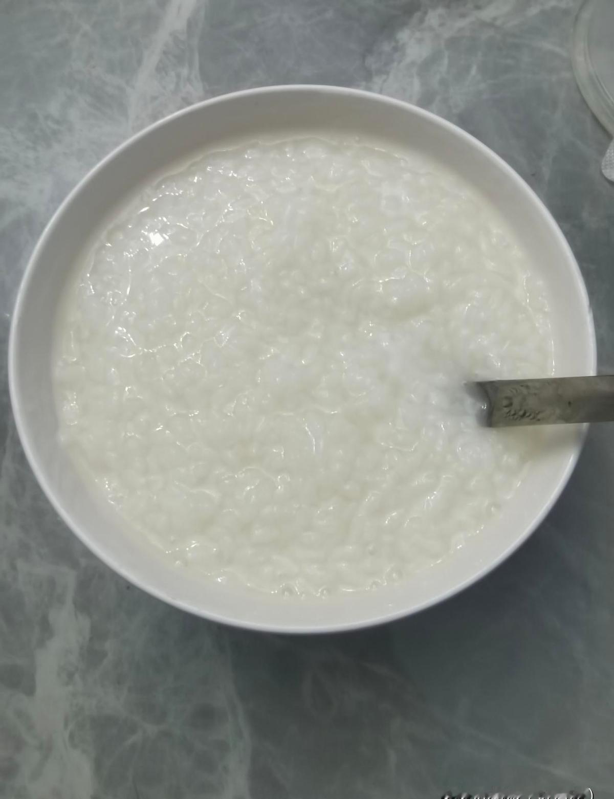 南三环早高峰，车流堵成停车场。
前头一列灵车，缓缓过街。
车头照片里的姑娘，二十