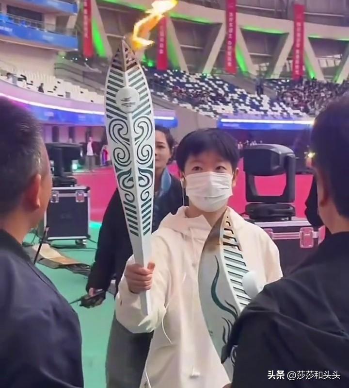 今天是火炬手小莎。10.16下午，莎莎现身河北省运动会彩排现场参加开幕式。她将作