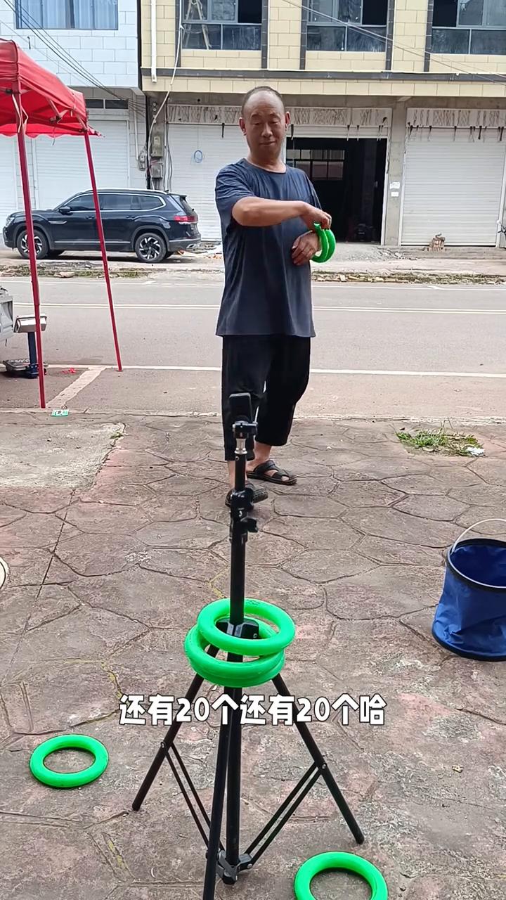 老铁们，搞活动了。西瓜十块钱三斤，买一个送十个圈圈，偷中一个捡一块。快点快点，2
