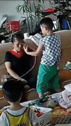 太牛了，小大人！江西一7岁男孩正在家玩耍，结果奶奶突发脑梗瘫在沙发一动不动，随后