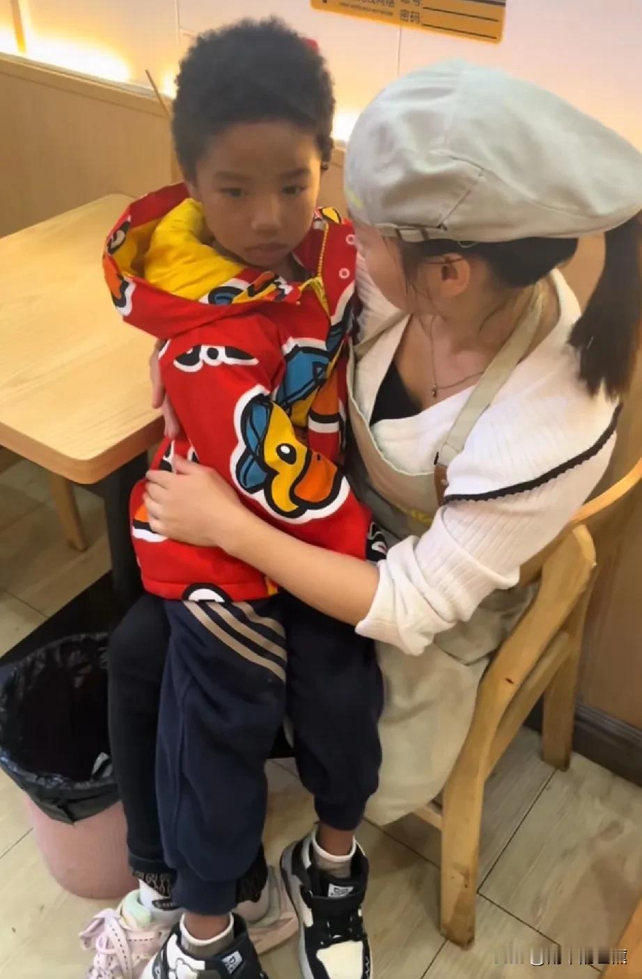 菲利斯的儿子豆豆生病打针了，孩子委屈的一脸不高兴。
妈妈菲利斯在非洲潇洒妖娆地跳