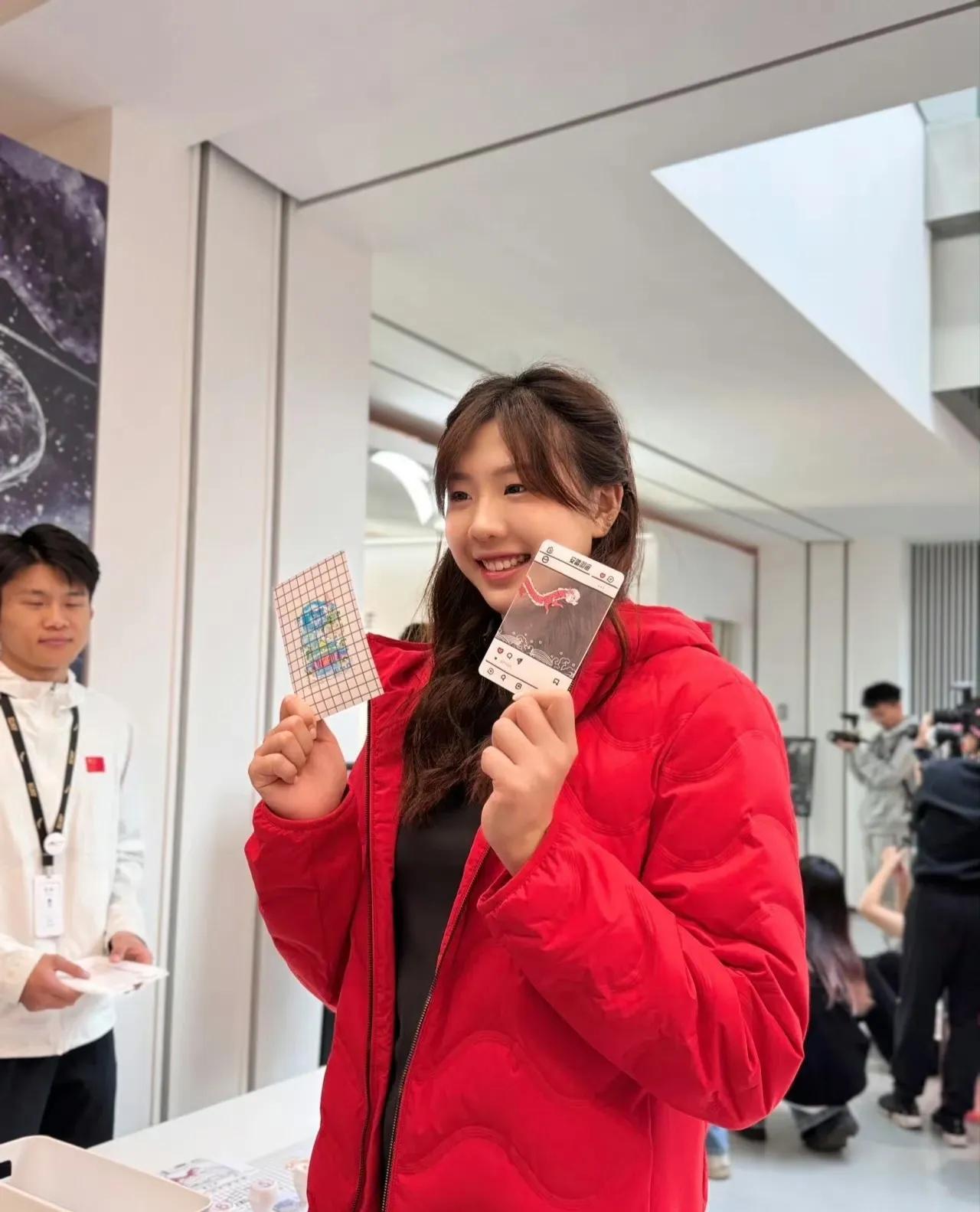 赛场上的她强硬霸气，勇往直前，有战胜一切对手的自信和气势。但是生活中的她活脱脱一