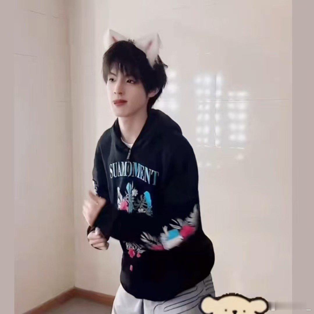 张泽禹 小狗的人塑害羞腼腆的张泽禹氛围感拉满，轻声说话脸颊泛红，温顺软萌，活生生