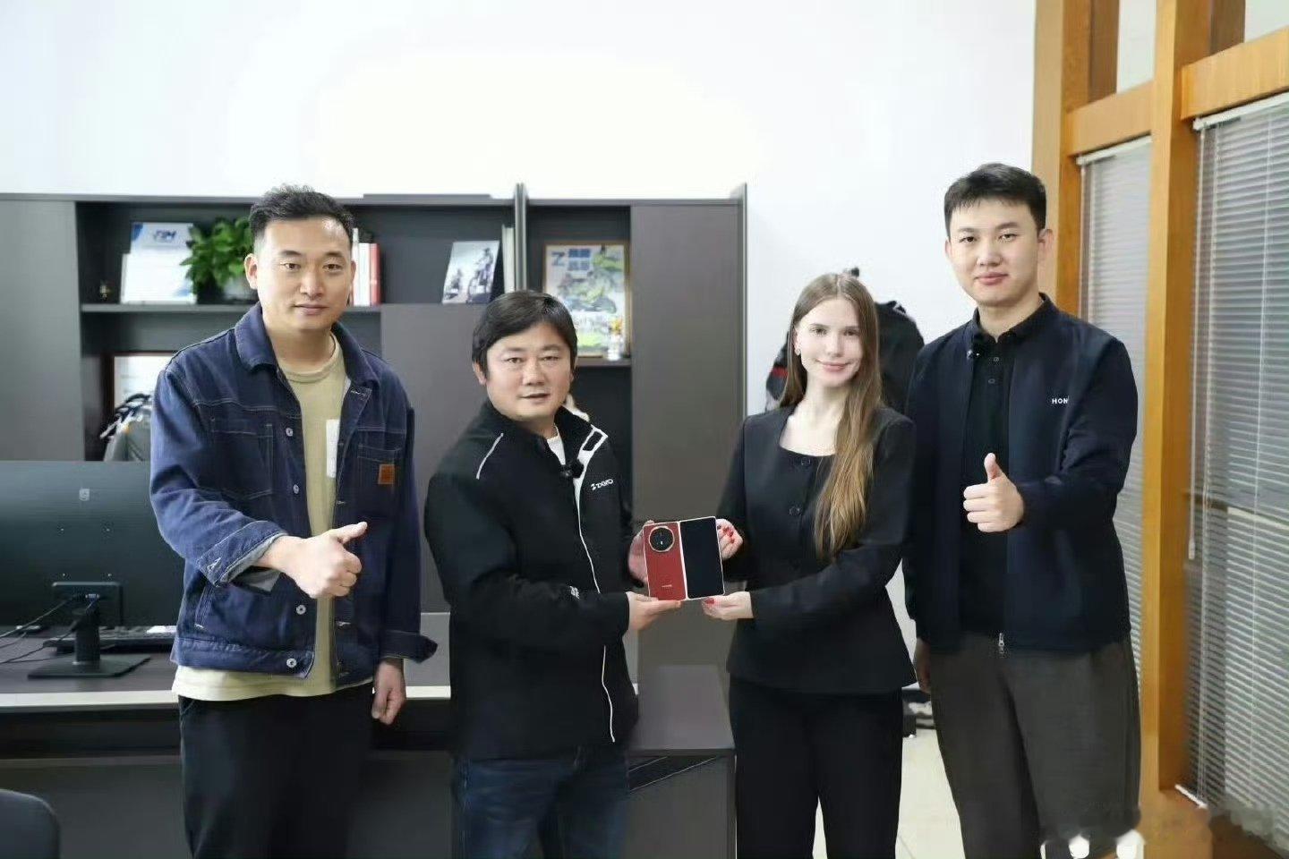 品牌选择背后，本质是价值观的契合。张雪与荣耀的合作，源于双方都看重实干与自研，而