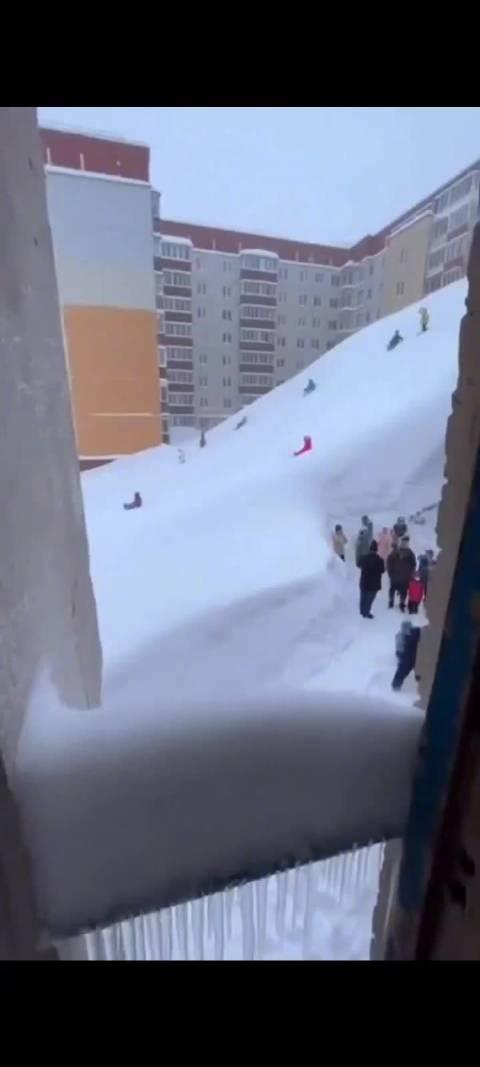 俄罗斯远东暴雪积雪达四层楼高 居民无奈挖雪洞回家 

 近日，俄罗斯远东堪察加半