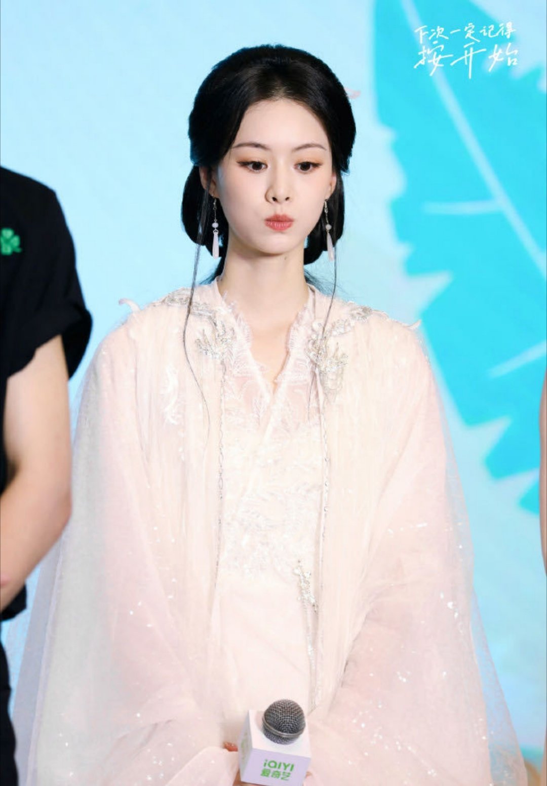 短人这舞蹈水平能进内娱吗 短剧演员确实太会营业了！聚在一起跳舞各个带劲，动作利落