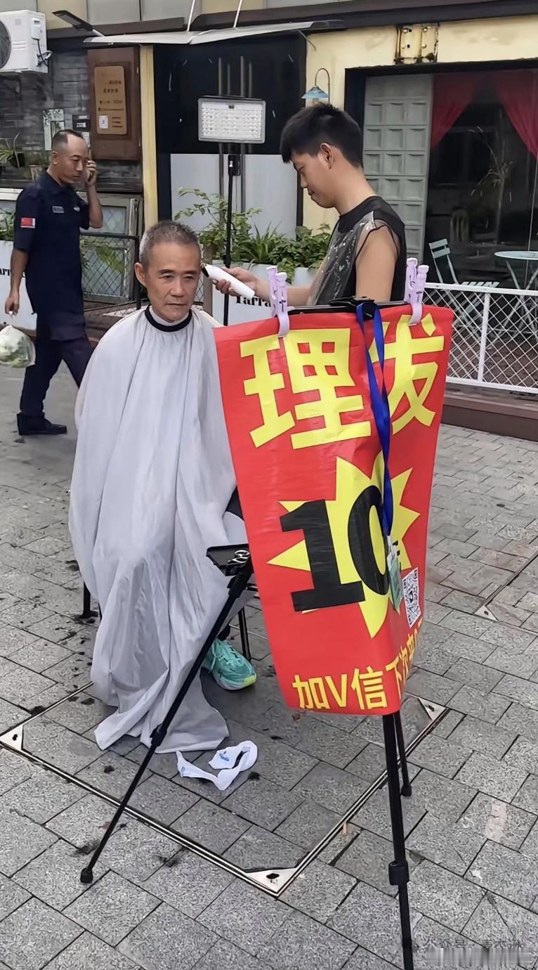 富豪们都开始学美国企业家的简约生活方式了，马云下地插秧，雷军街边小摊吃饭… 
