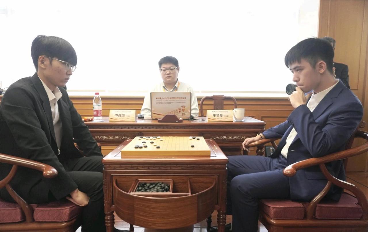 申工智能要走下神坛？

应氏杯一轮游败走申城
加德士半决赛继续低迷



第10