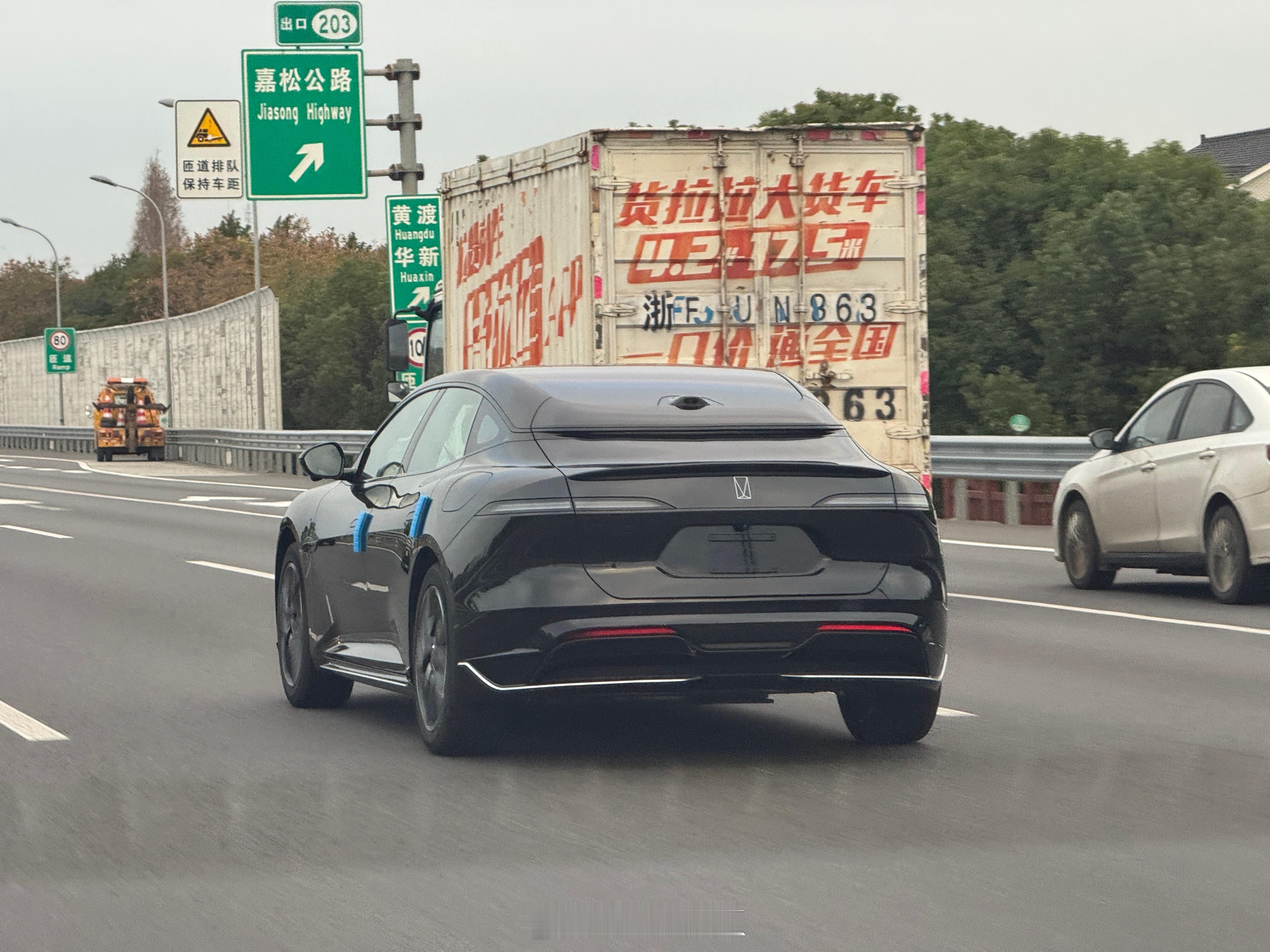 路上看到一款车，感觉挺高级、但又不太熟悉，就追上去看看，发现正是设计上比较突出的