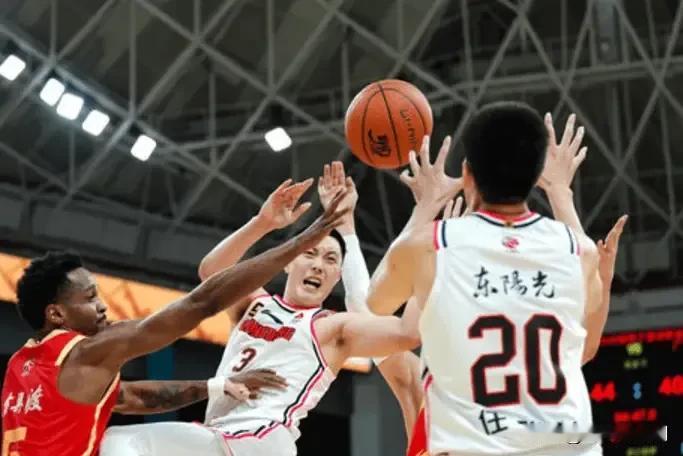 失误太多！广东全场24次失误，全队仅18次助攻创本赛季最低

11月29日消息，